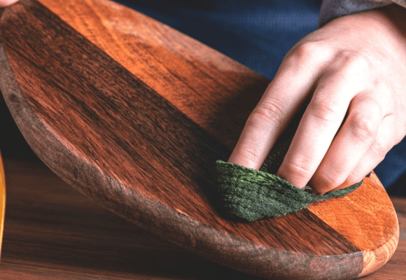 cleaning-the-wood-cutting-board-for-meat